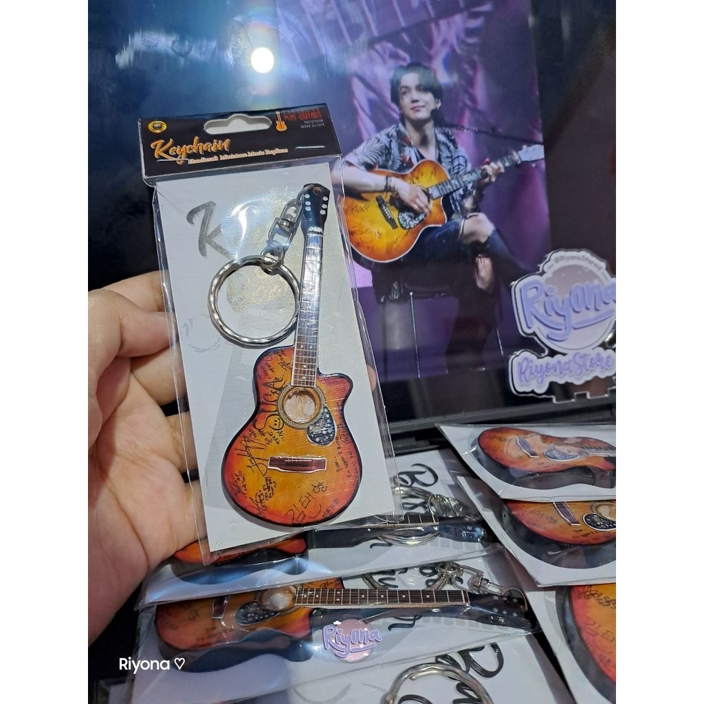GANTUNGAN [RiyonaStore Id] KEYCHAIN BAGCHARM GUITAR SUGA DDAY AOCOUSTIC GUITER