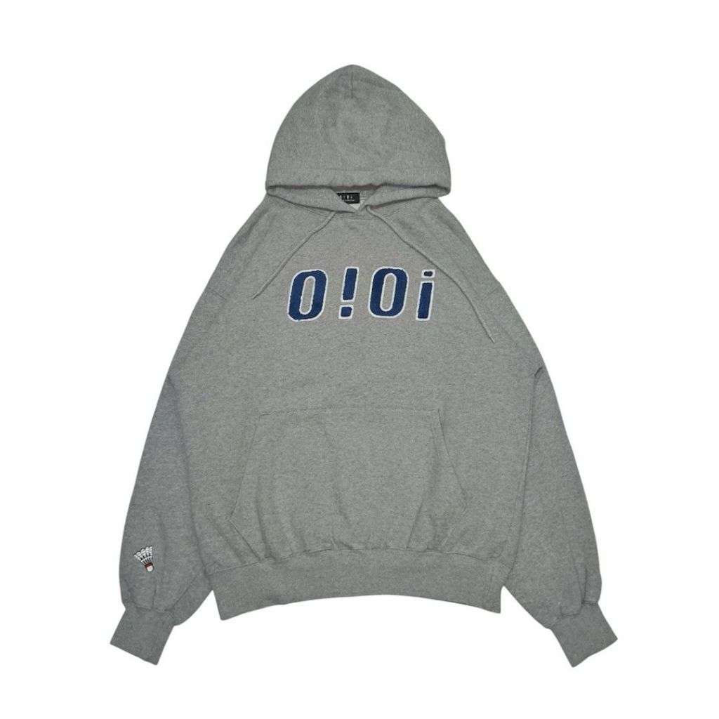 OIOI เสื้อฮู้ดปักลายพื้นฐาน