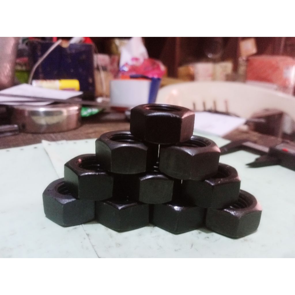 น็อตเหล็กสีดํา 8.8 M20 KEY 30 PITCH 2.5