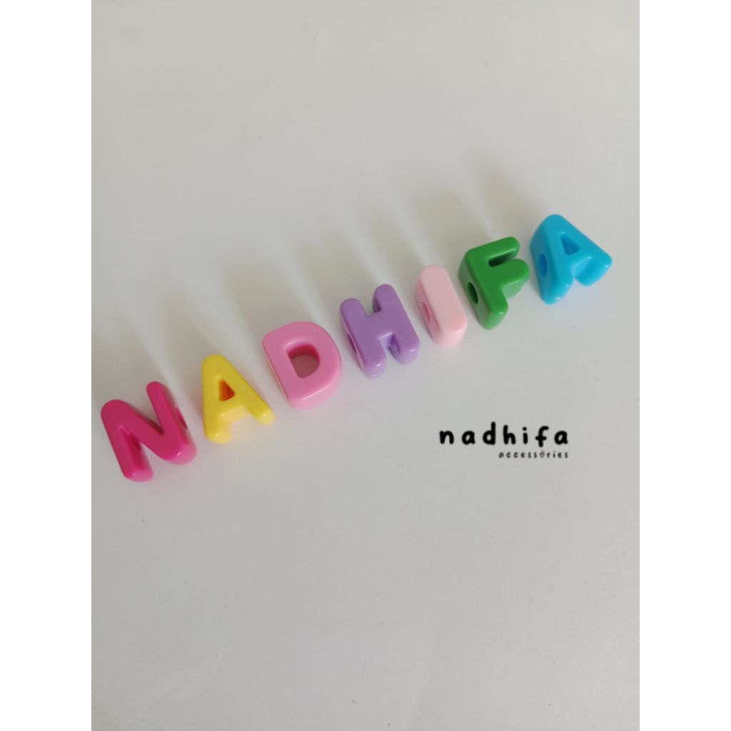 ลูกปัดตัวอักษร 1 ชุด A - Z 26 ชิ้น AIUEO คละสีรูใหญ่