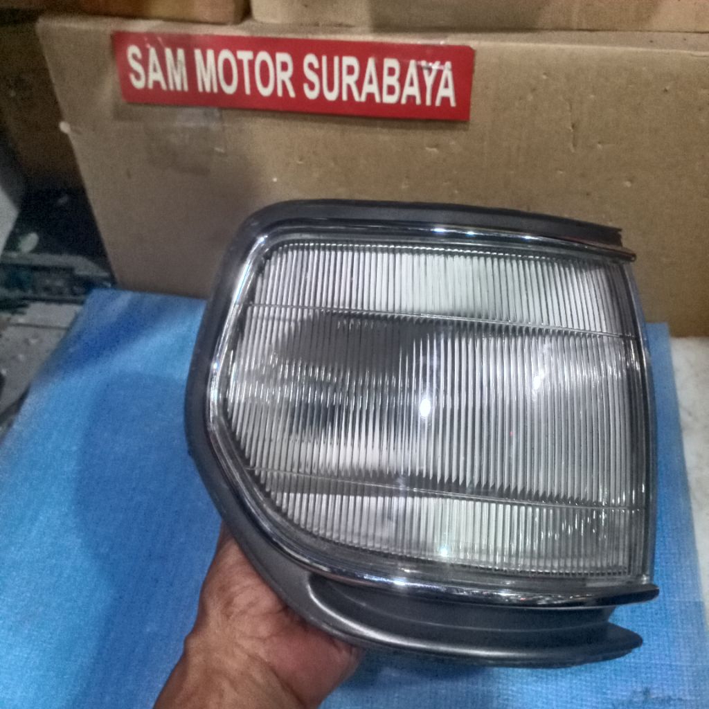 เรือลาดตระเวนที่ดินโตโยต้า vx80 vx 80 R YTC ไฟเลี้ยว