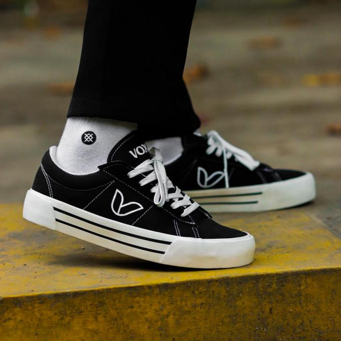 LOKAL Voxa Footwear Iconix สีดําสีขาวรองเท้าผ้าใบลําลองสําหรับบุรุษและสตรีดั้งเดิม