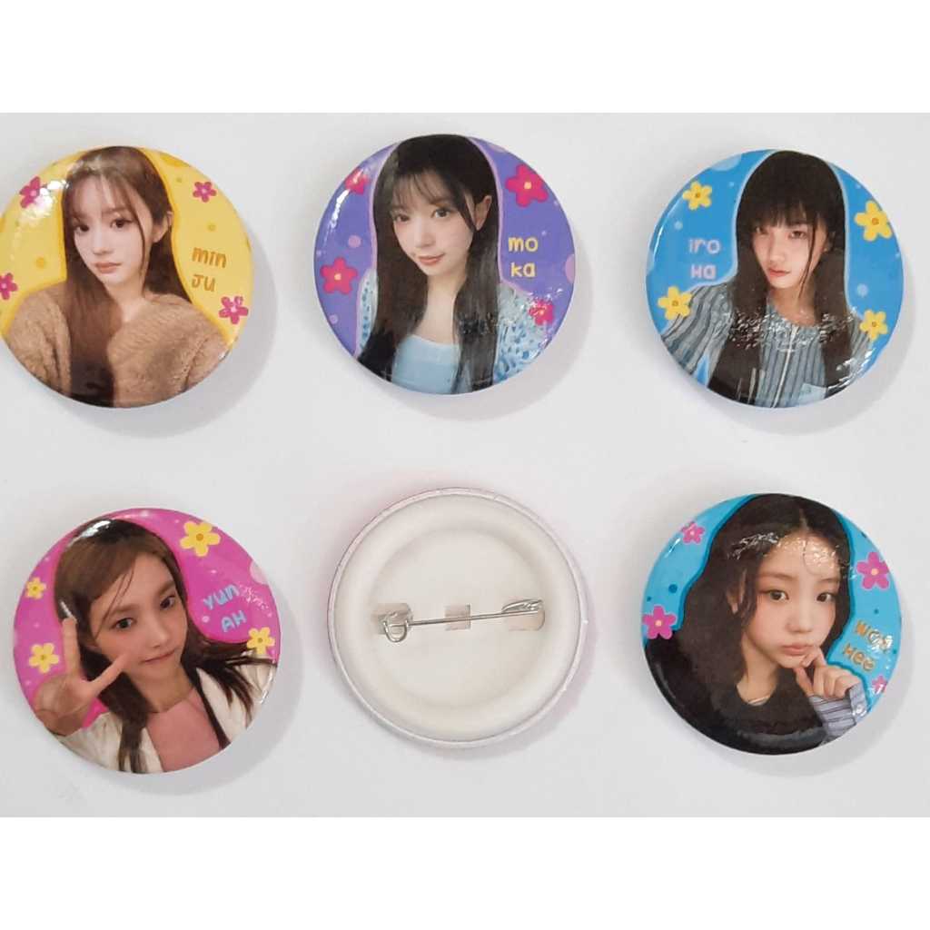 FREEBIES KPOP PIN BROS ILLIT/FREEBIES KPOP PIN ILLIT เส้นผ่านศูนย์กลาง 4.4 ซม.