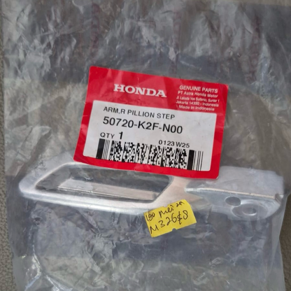 บันไดหลังขวา Honda Scoopy K2F (Arm R Pillion Step) Honda Scoopy K2F (50720-K2F-N00)