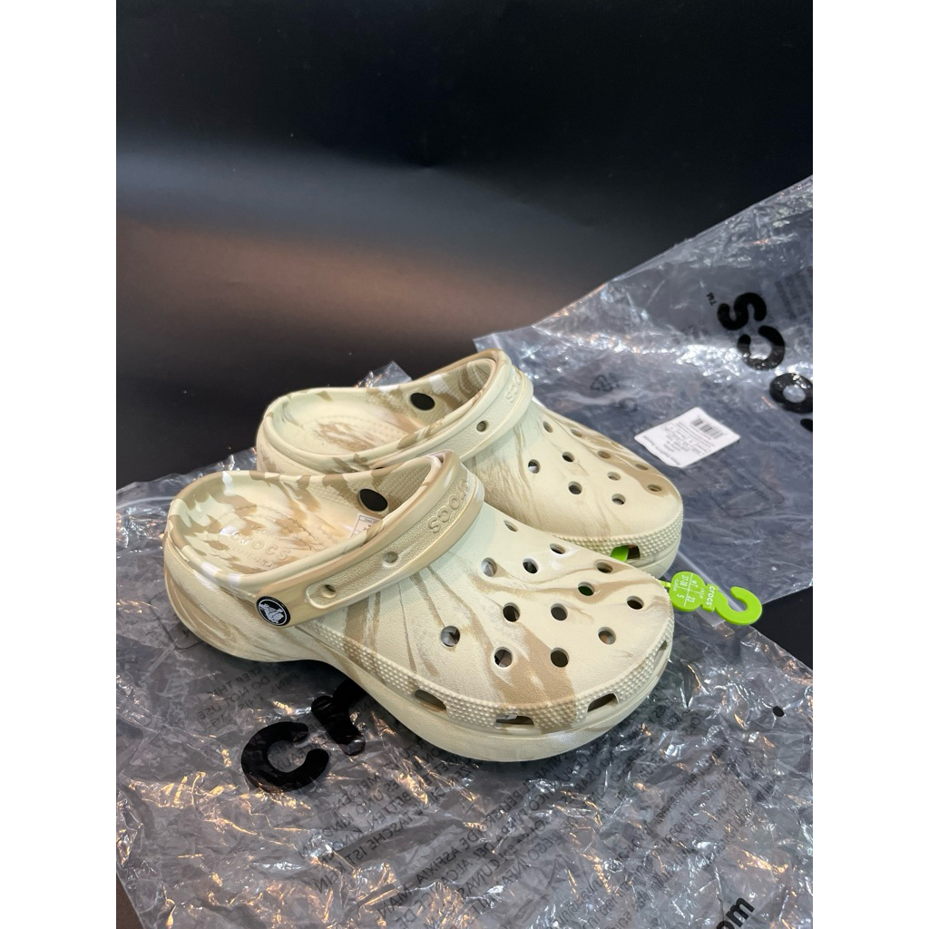 Crocs Platform Clogs Abstract motif / Crocs Classic Platform Clogs บทคัดย่อ / Crocs Classic รองเท้าแ