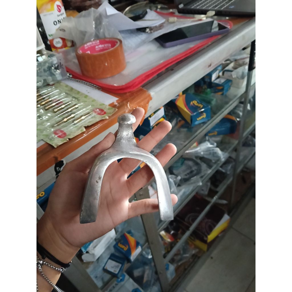 GANTUNGAN ที่แขวนหมวกกันน็อค Vespa/สินค้ารุ่นตัวนอก