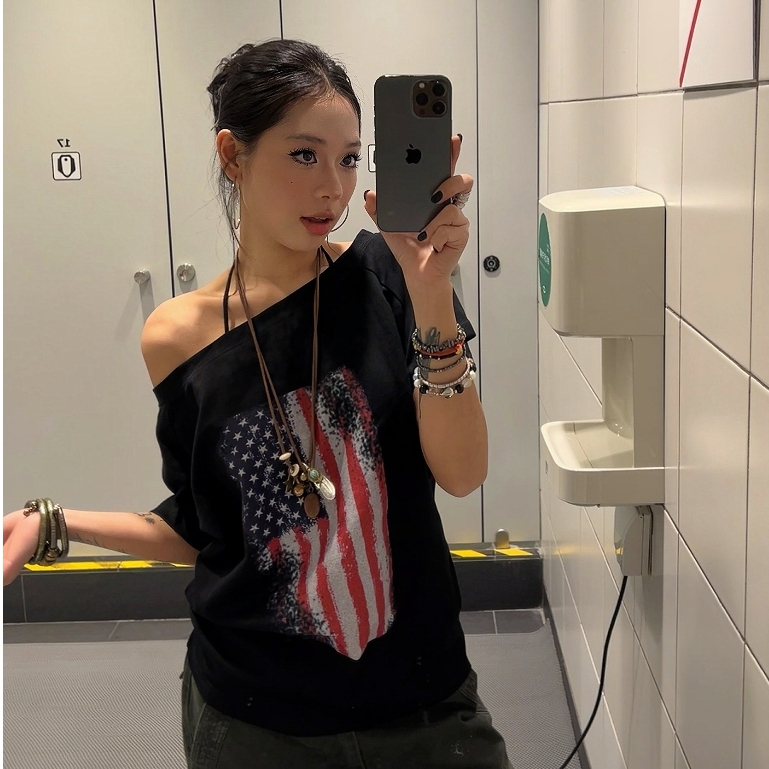American retro Y2K "Hot Girl Style" พิมพ์เสื้อยืดเปิดไหล่ผู้หญิงล่าสุด 2025|เสื้อปาดไหล่ไม่สมมาตร |เ