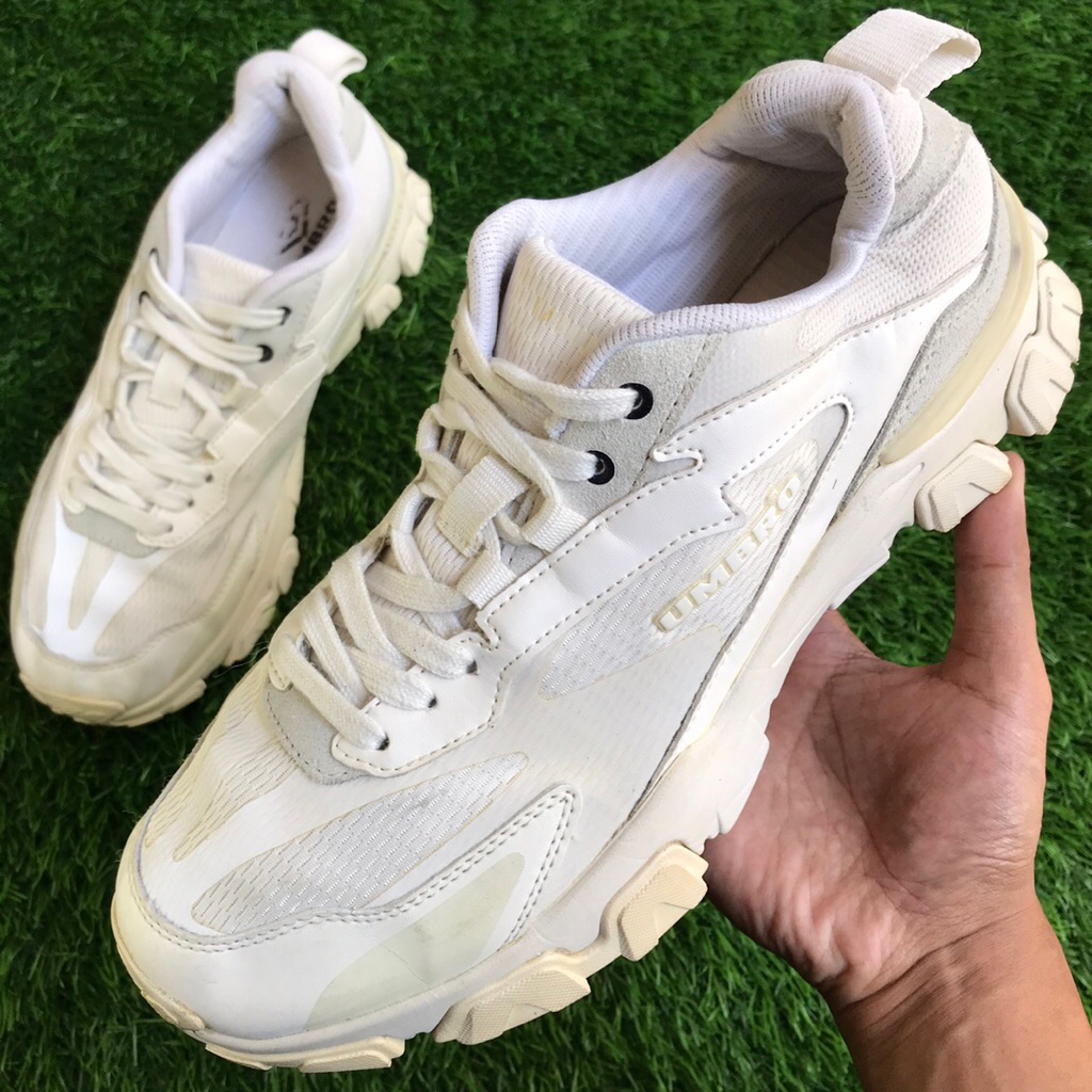 Umbro รองเท้าผ้าใบตาข่ายสีขาว preloved ไซส์ 42