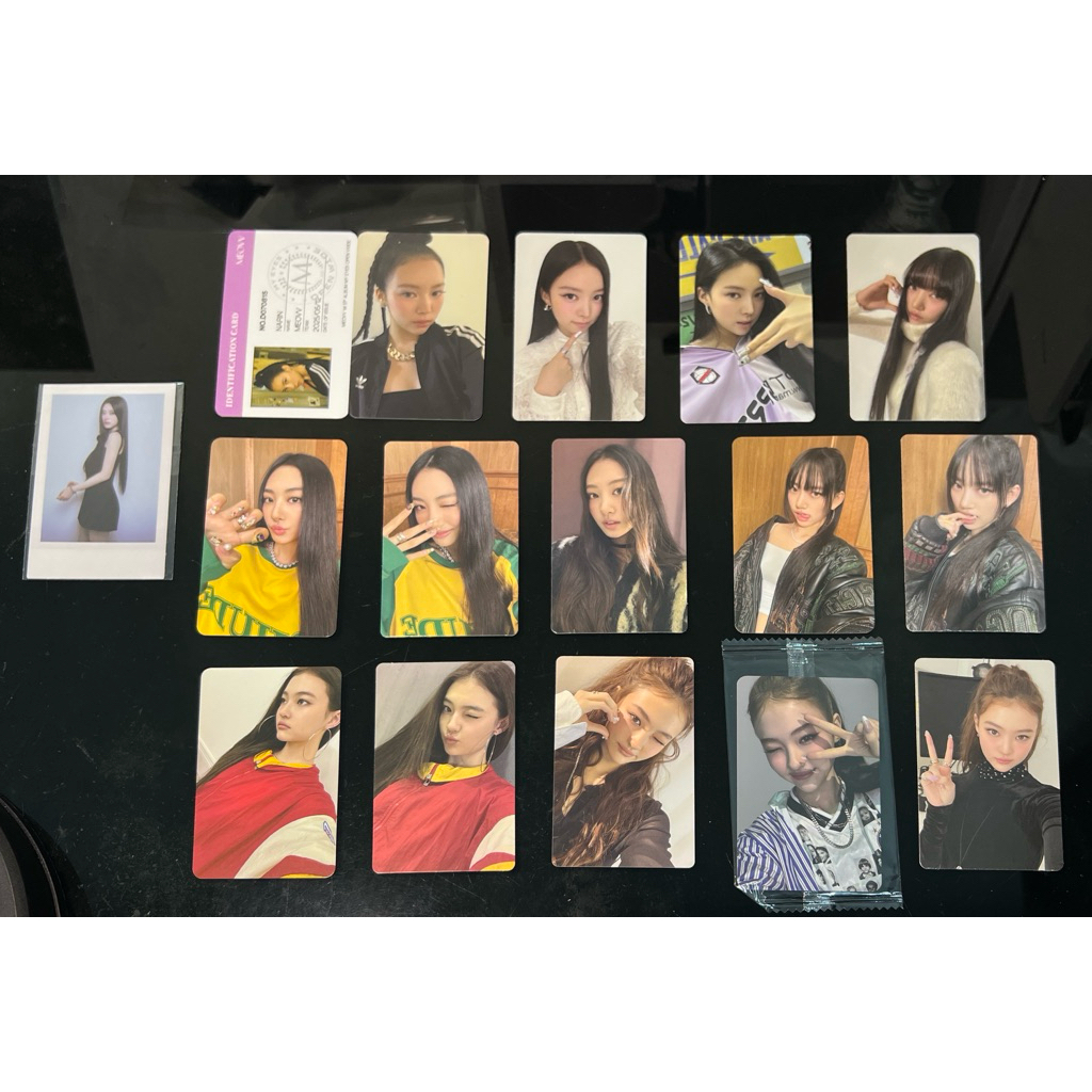 ภาพถ่ายอย่างเป็นทางการ MEOVV NARIN SOOIN ANNA GAWON ELLA