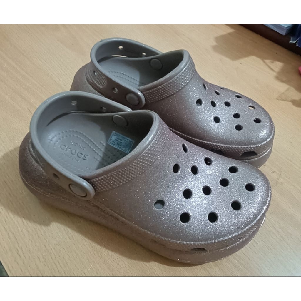 Crocs Crush Clog Glitter รองเท้าแตะผู้หญิงฟรี JIBBITZ 4 ชิ้น RANDOM / Crocs ผู้หญิง / Crocs / รองเท้