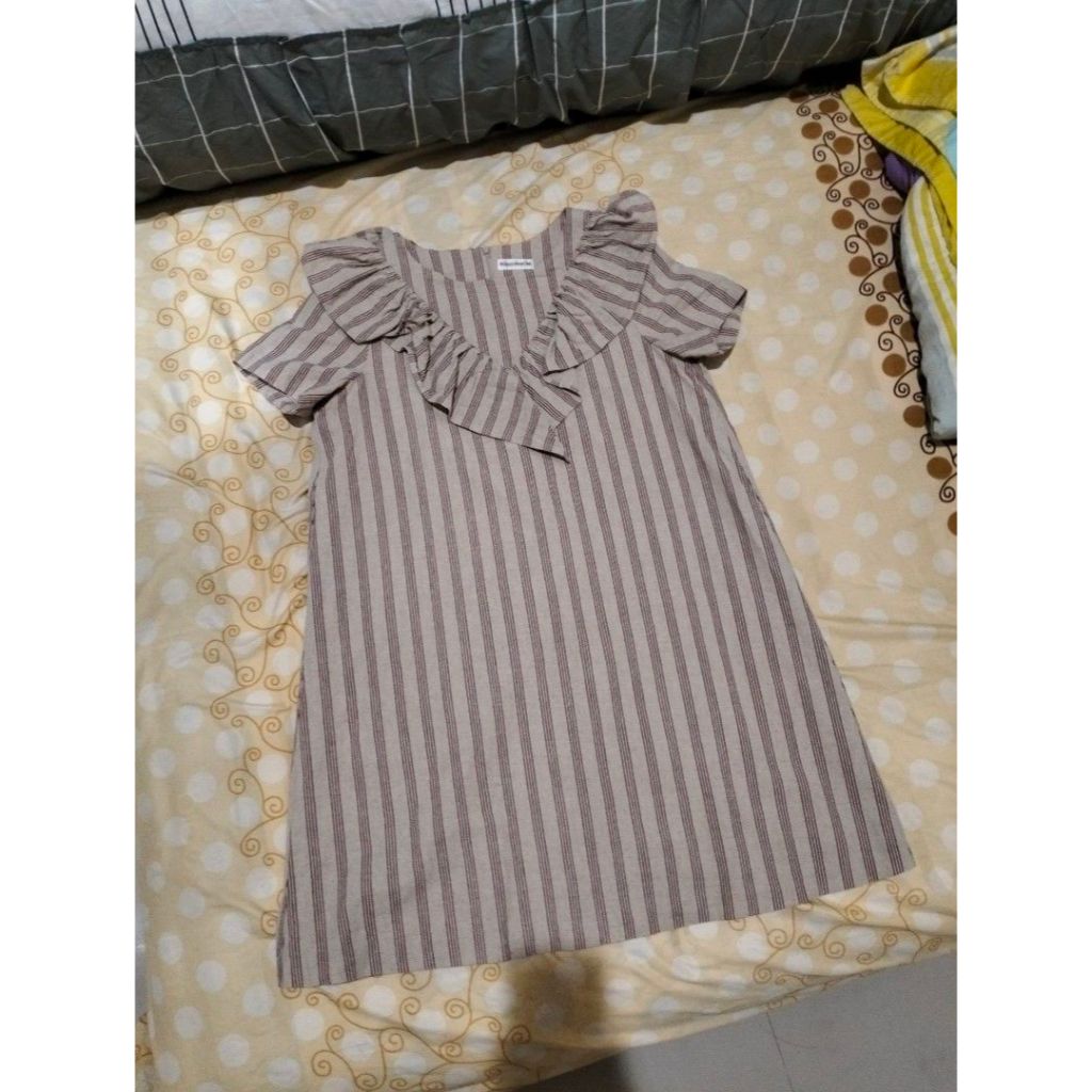 ชุดเดรสระบายลายทาง Bong Marché