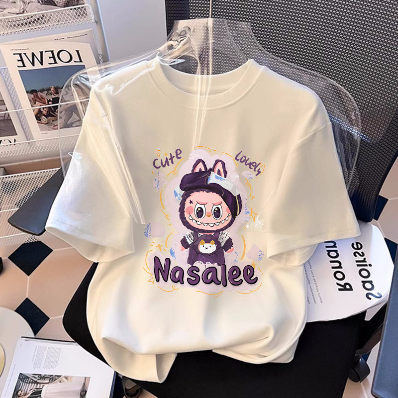 เสื้อยืดสีขาวน่ารัก ลายการ์ตูน Nasalee มีการเขียน "น่ารัก" และ "Lovely" ต้องมีสําหรับ Cool Style!