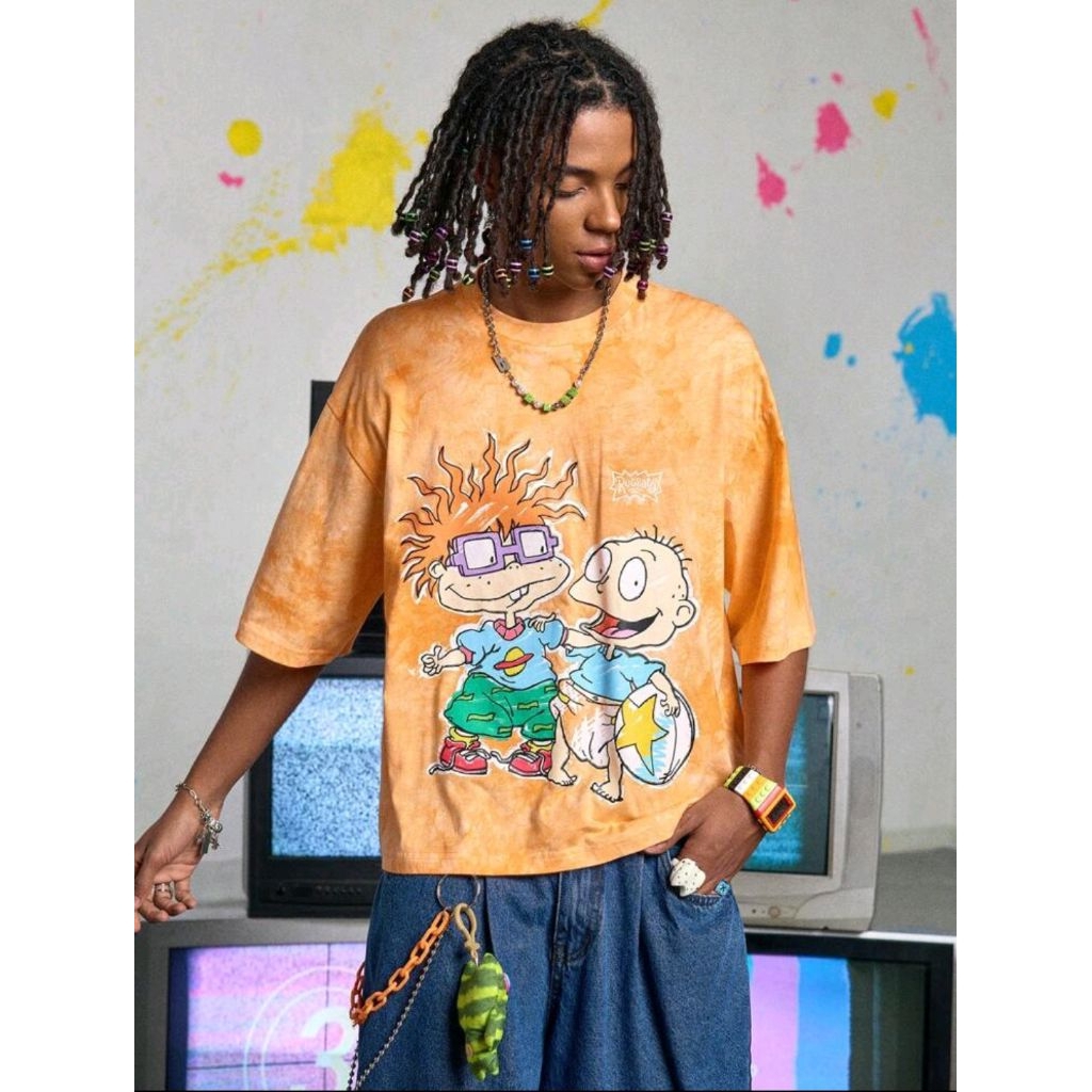 ROMWE MEN Nick 90s X ROMWE ผู้ชายหลวม Tie-Dye และเสื้อยืดแขนสั้นลายการ์ตูน