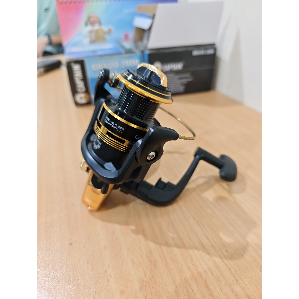 รอกตกปลา Captain BRAVO 1000 2000, RATIO : 5.2 : 1, BB 5, no PH, Bonus Mustard Fishing Hook