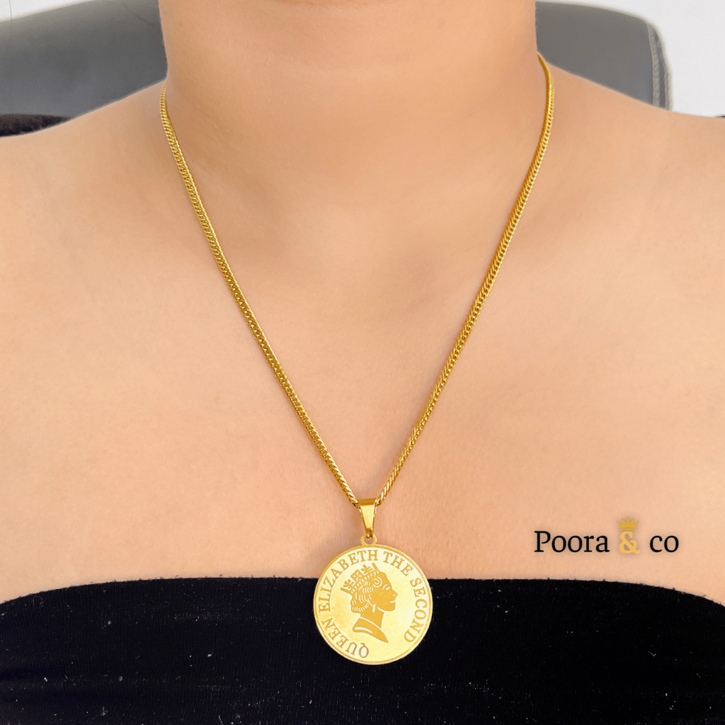Queen Elizabeth Coin Motif สร้อยคอโซ่และจี้ 3cm l DURABLE COLOR 10 YEARS วัสดุไทเทเนียมใส่ได้ทุกวันโ