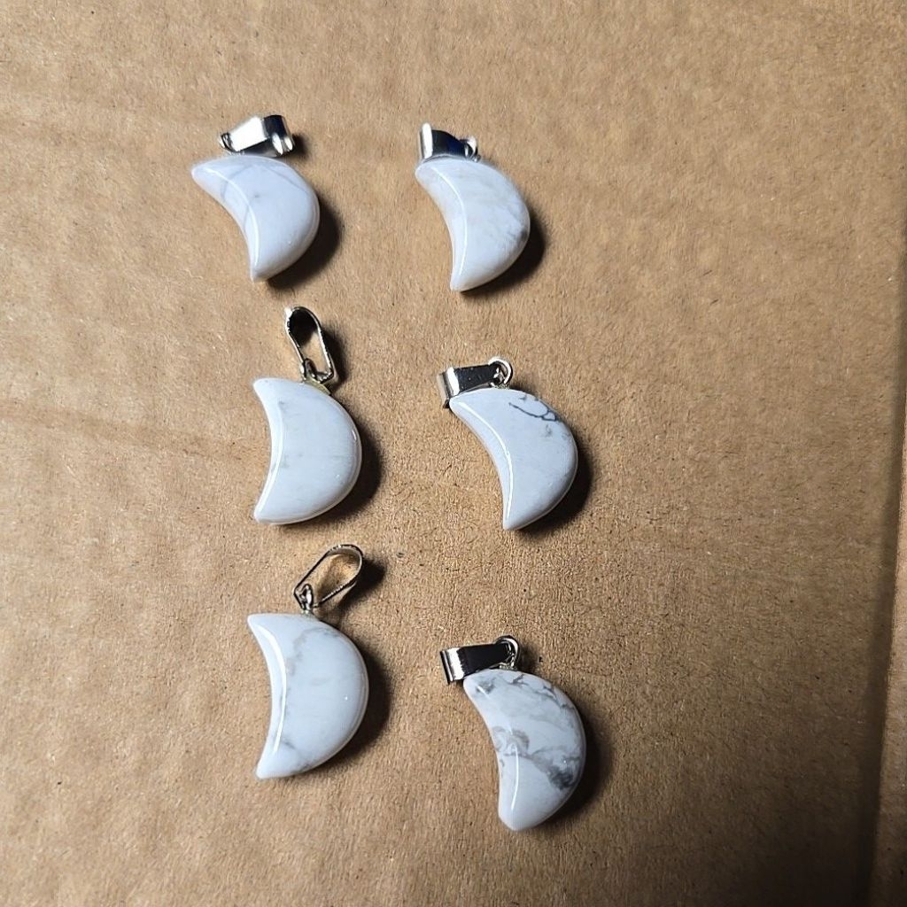HOWLITE CRESSENT MOON 2CM PENDANT ของแท้ STONE ราคาต่อหน่วย