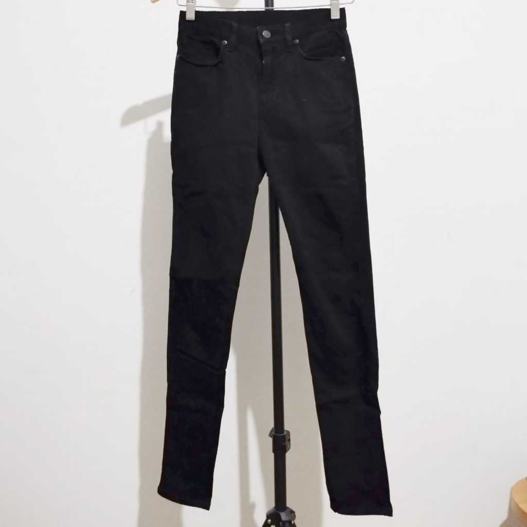 Uniqlo Ezy Stretch Skinny Tapered Jeans สีดํา