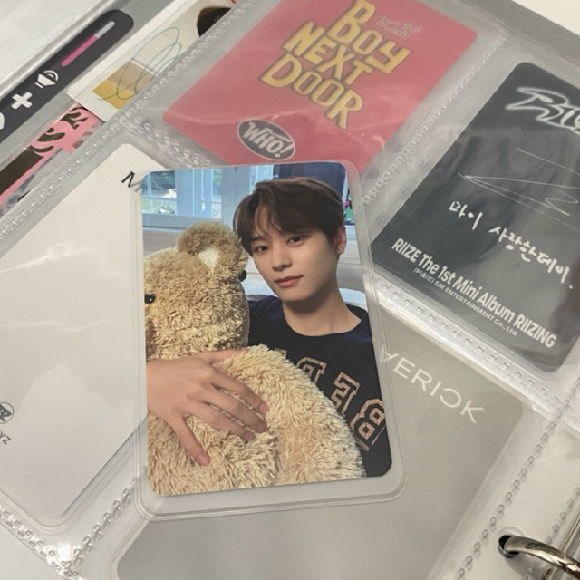 การ์ดรูปถ่ายอย่างเป็นทางการของตุ๊กตา Juyeon theboyz