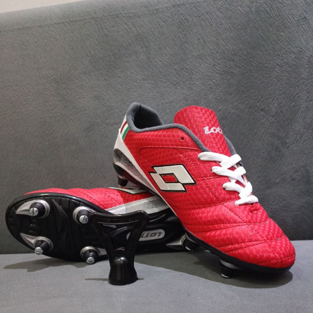 รองเท้าฟุตบอล MERAH Lotto พร้อมธงแดง ดึงเหล็ก พื้นรองเท้าเย็บรอบ ๆ แข็งแกร่งเป็นพิเศษ