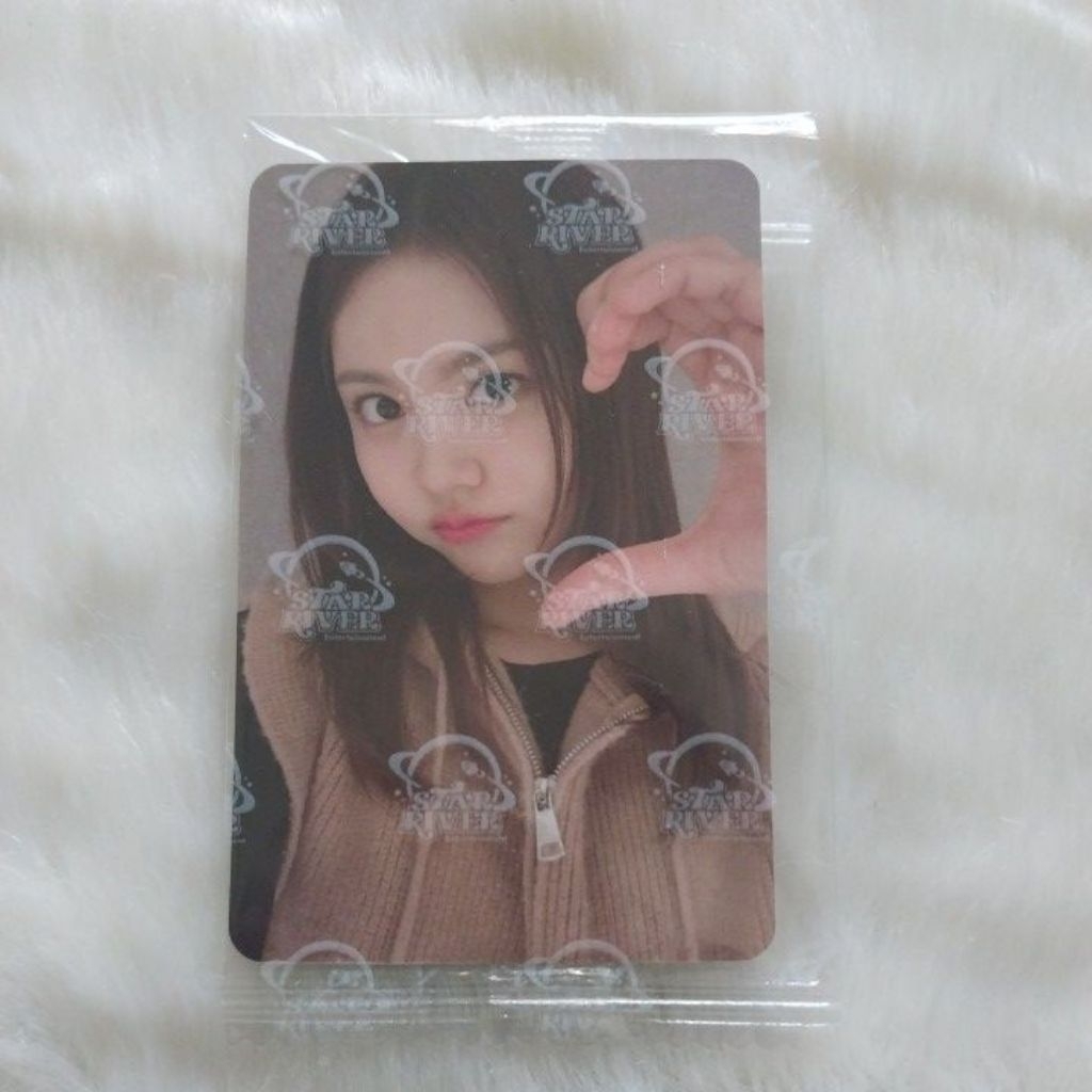 [OFFICIAL] PHOTOCARD HEARTS2HEARTS H2H THE CHASE CARMEN STARRR SR CH FANSIGN 1.0