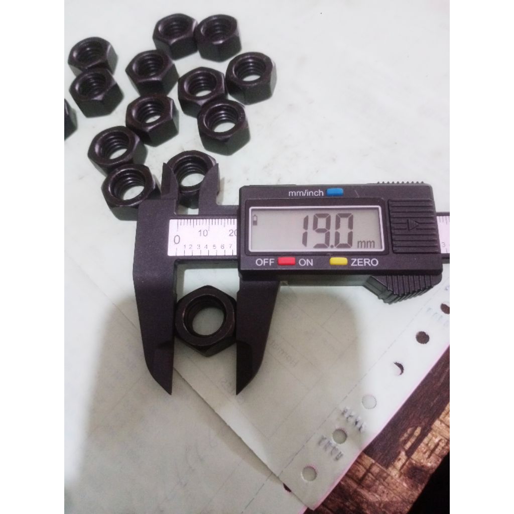 น็อตเหล็กสีดํา 8.8 M12 KEY 19 PITCH 1.75