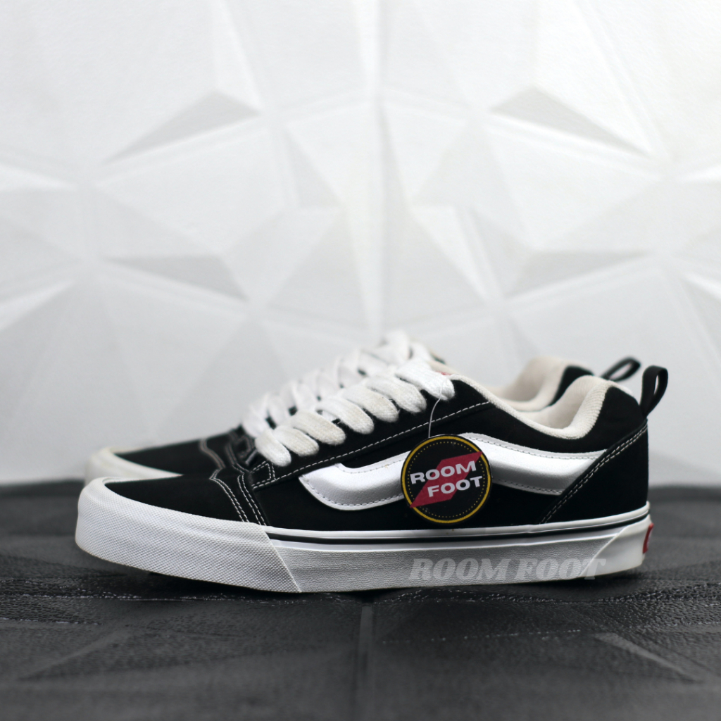 KNU Skool Black White KNU Skool รองเท้าลําลองสีดําสีขาว