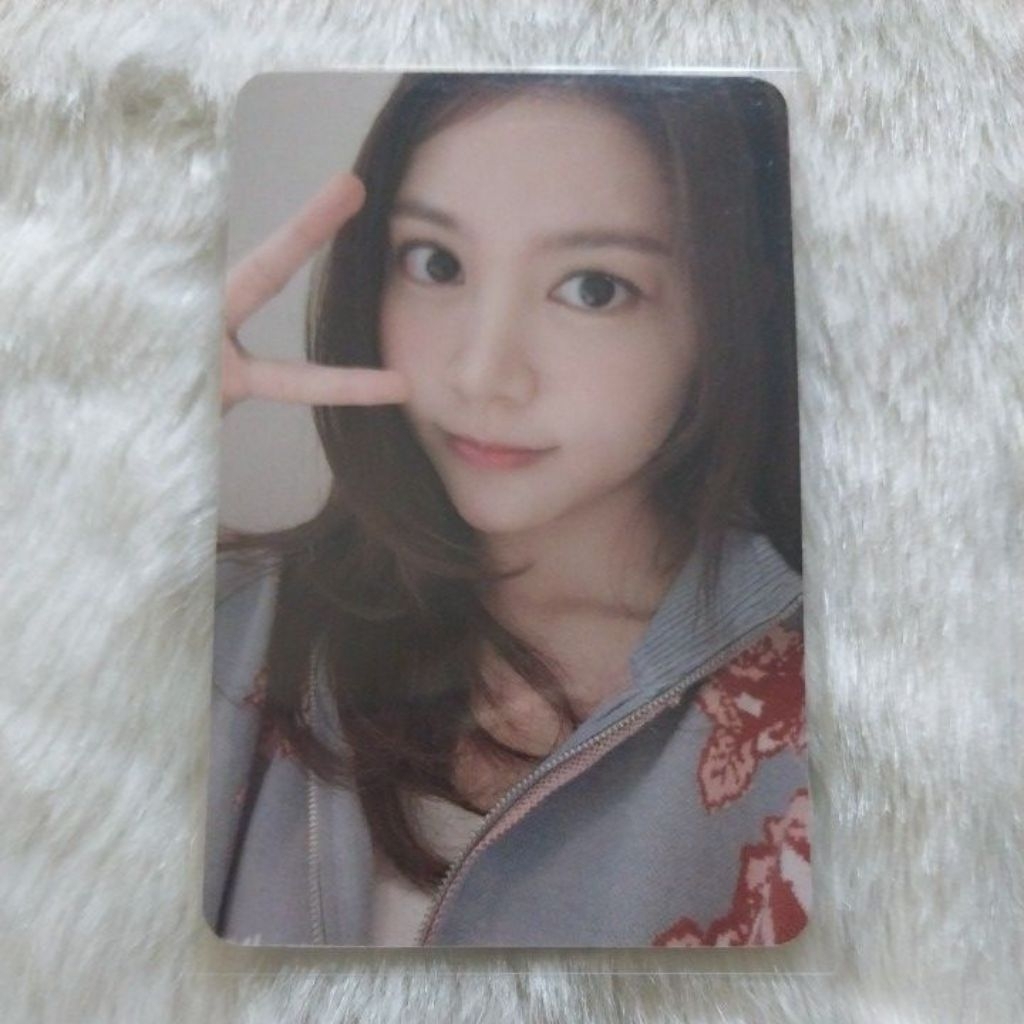 [OFFICIAL] PHOTOCARD HEARTS2HEARTS H2H THE CHASE CARMEN STARR SR CH FANSIGN 3.0