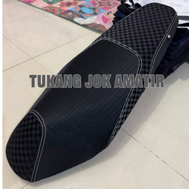 รุ่นใหม่ล่าสุดรถจักรยานยนต์ที่นั่งหนังหมากรุกผ้าบาติก V2 ผสม 3D หมากรุกและคาร์บอน Firdi Batik หมากรุ