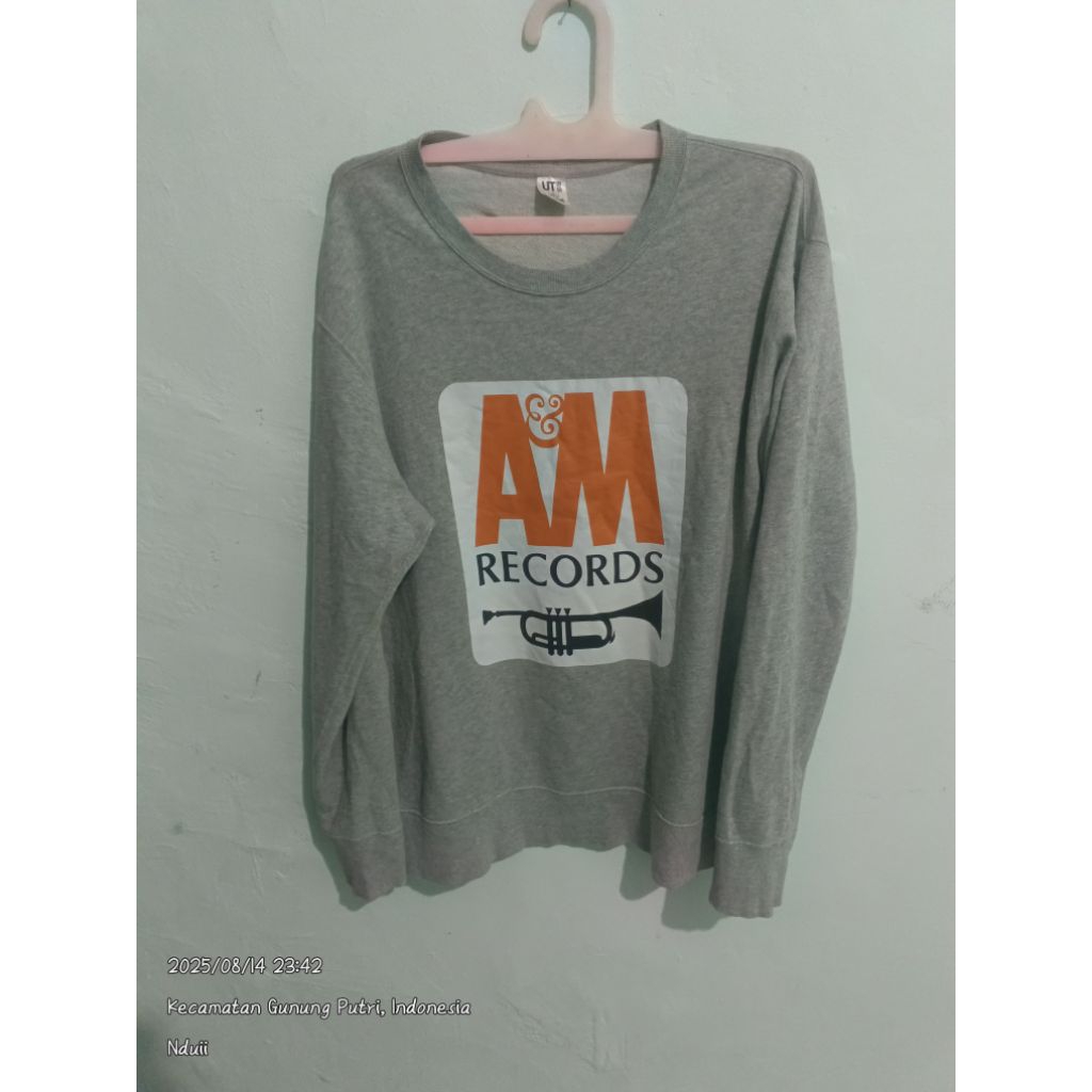 เสื้อสเวตเตอร์ Uniqlo UT มือสองของแท้ - สภาพดีมาก