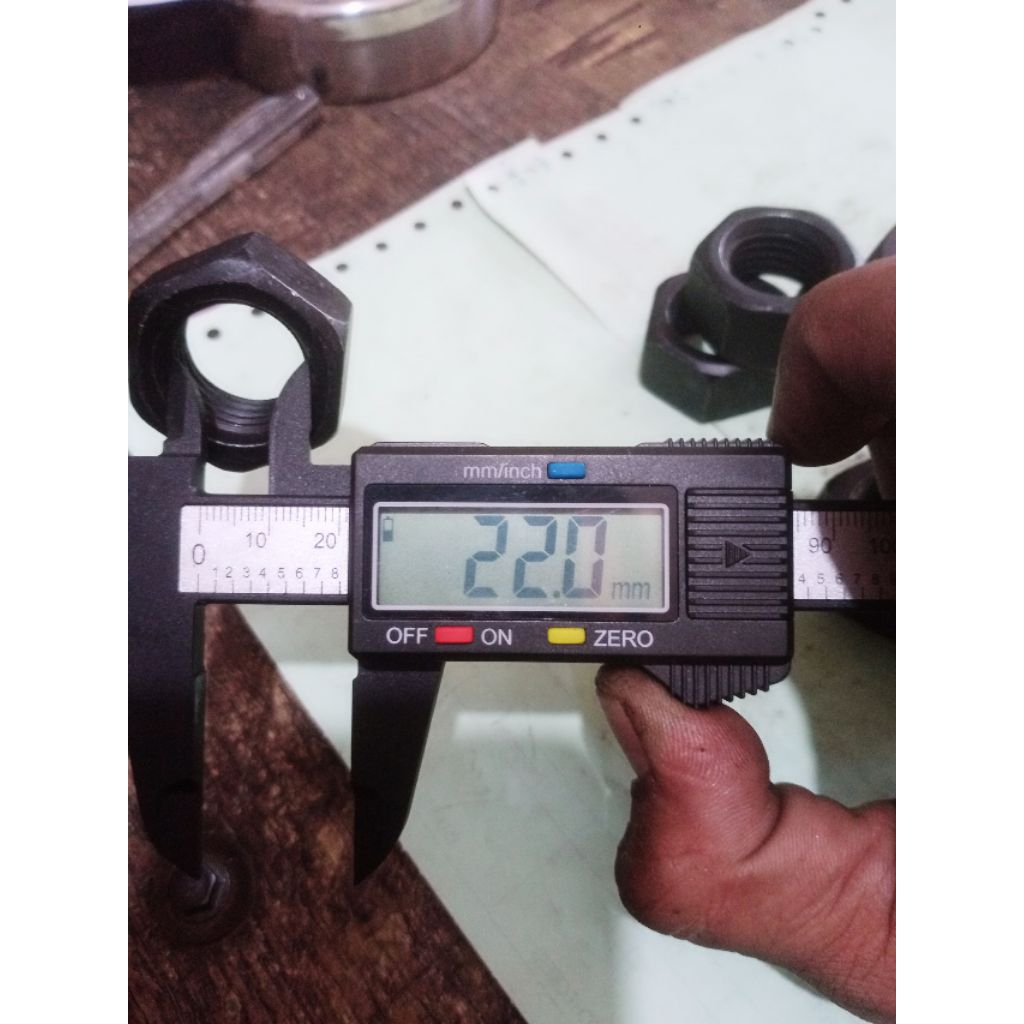 น็อตเหล็กสีดํา 8.8 M22 KEY 32 PITCH 2.5