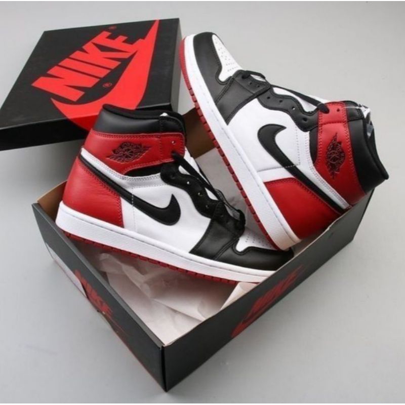 Air Jordan 1 Wmns Retro High Satin Black Toe