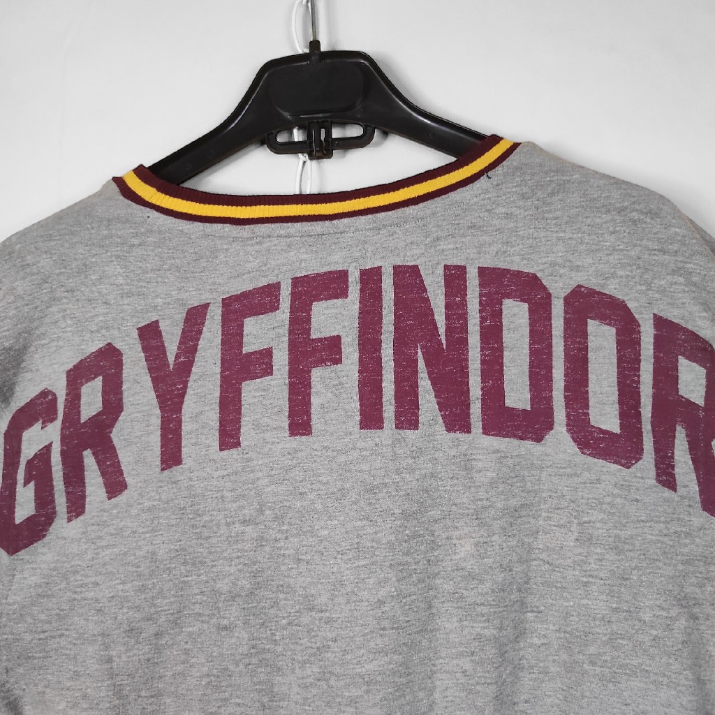 เสื้อสเวตเตอร์ Harry Potter Gryffindor Spell Out Logo Crewneck