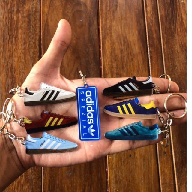 GANTUNGAN พวงกุญแจรองเท้าอะคริลิค 2 ด้าน Adidas| ฟรีสติ๊กเกอร์ (CUSTOMIZED)