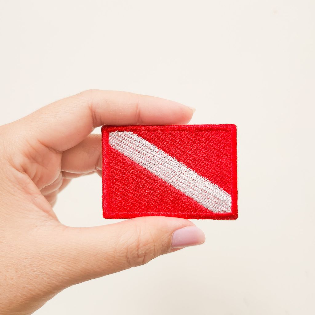 ป้ายธง EMBROIDERED PATCH / BADGE EMBROIDERED DIVER DOWN FLAG / แผงสีแดงพร้อมแถบหมุนสีขาว