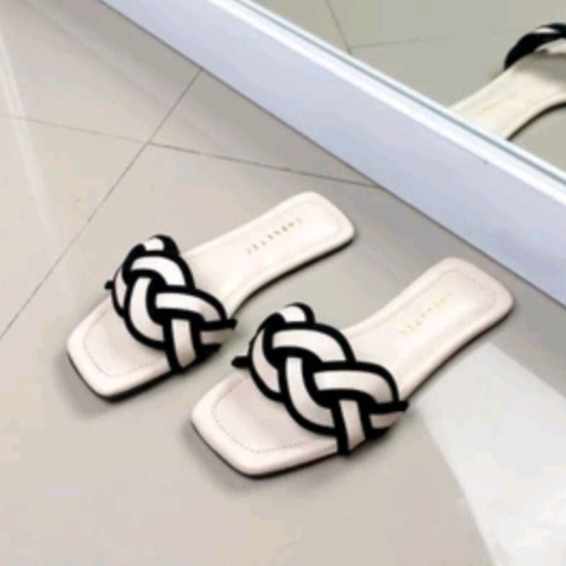 รองเท้าแตะผู้หญิงอินเทรนด์พร้อม alot motif