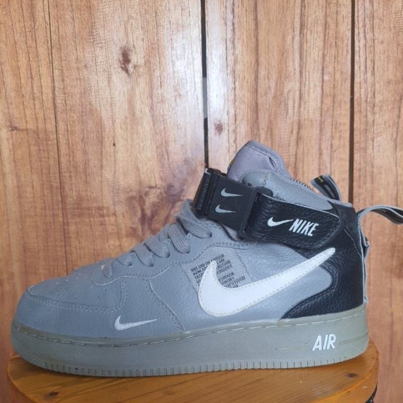 รองเท้าผ้าใบ Nike Air Force 1 Overbranding มือสอง