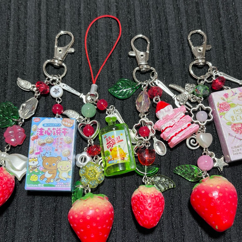 GANTUNA STRAWBERRY KEYCHAIN / TRINKETS / KEYCHAIN Y2K / KEYCHAIN / พวงกุญแจ COUPLE / PHONE STRAP COUPLE / PHONESTRAP / พวงกุญแจ / กระเป๋าแขวน