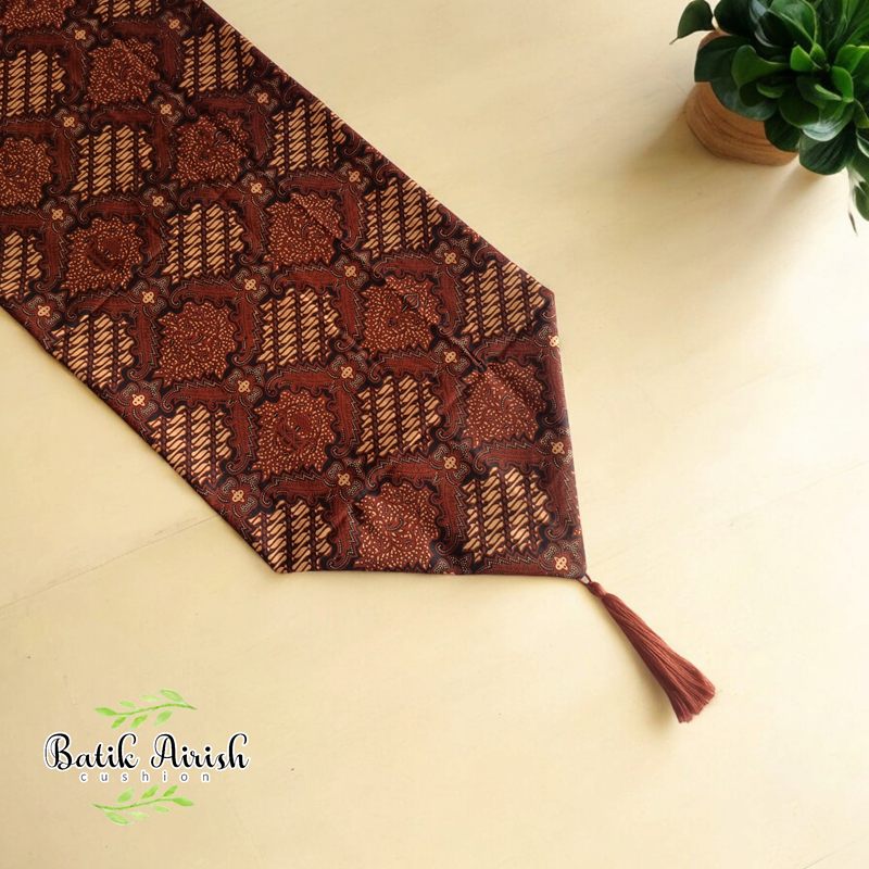 TABLE RUNNER ผ้าบาติก สโลแกน | ผ้าปูโต๊ะผ้าบาติกแขก ขนาด 100x30 150x30 200x30 ซม | สโลแกน เซการ์จกาด KBA09