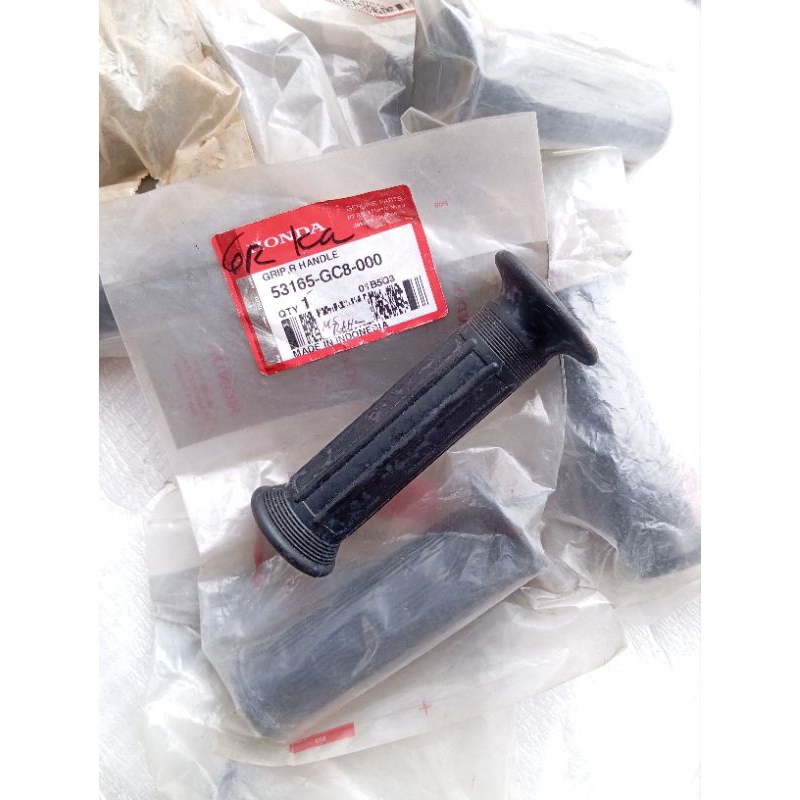 ด้ามจับยาง HANGRIP GAS RIGHT ส่วน 53165-GC8-000 ซ้าย 53166-GC8-000 - HONDA ASTREA 800 GRAND STAR PRI