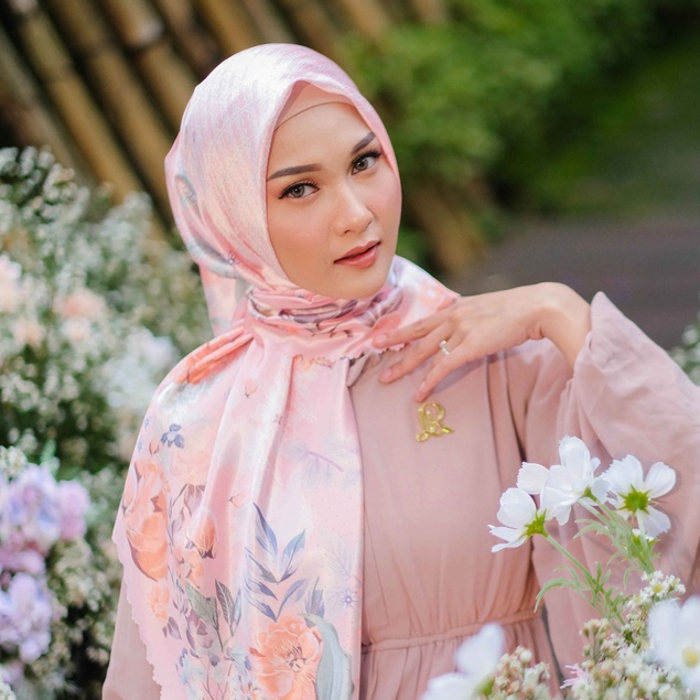 La Reine Scarves La Fleece Satin Series - Peach Pearl Square Hijab Motif Premium
