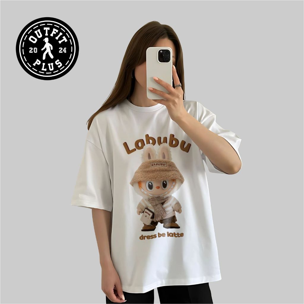 ฟรี STICKERS + GANCI - เสื้อยืดแขนสั้น Labubu Dress be Latte Edition เสื้อยืด - Labubu เสื้อผ้าสไตล์