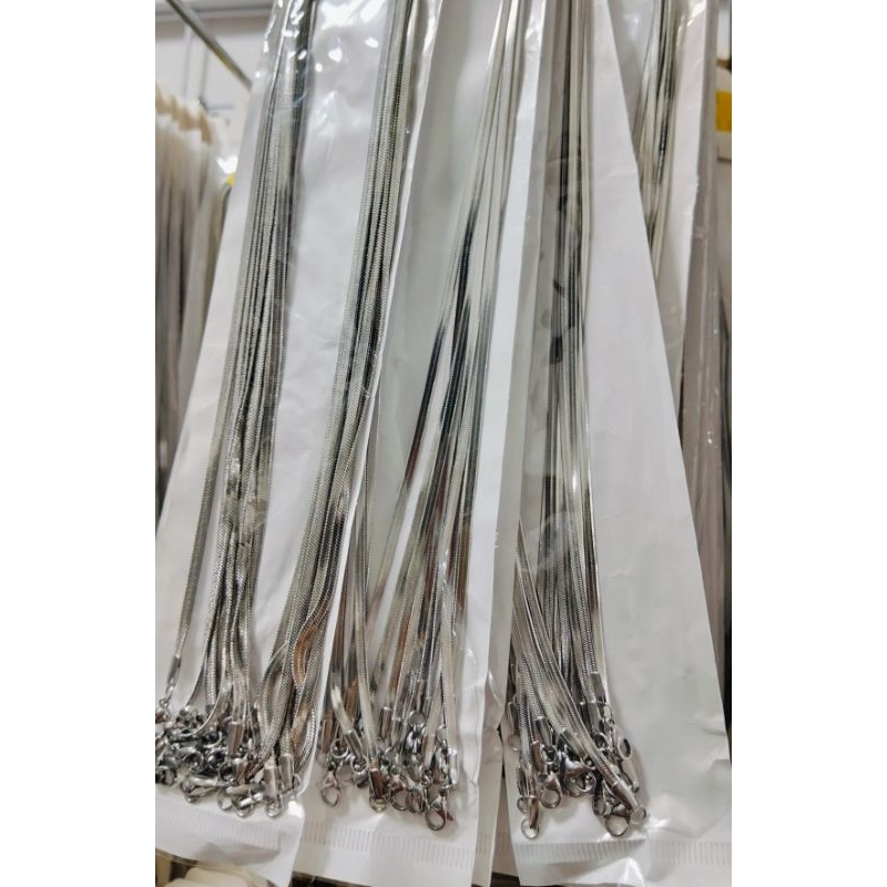 WHOLESALE 10 ชิ้น 50 ซม. FLAT GLOSSY TITANIUM EEL สร้อยคอ SILVER TITANIUM สร้อยคอสําหรับผู้ชายและผู้