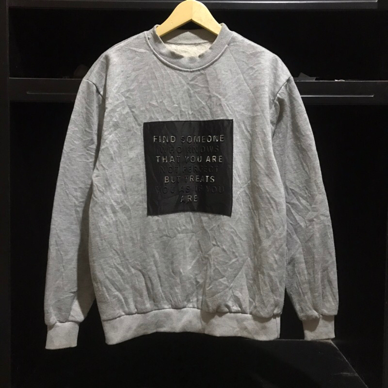 ค้นหาเสื้อคอลูกเรือสีเทา 2nd