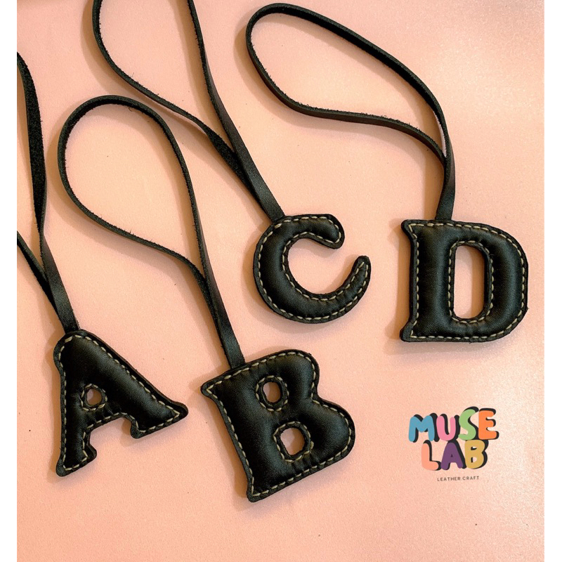 GANTUNGAN BAG CHARM พวงกุญแจและกระเป๋า ALPHABET LETTERS หนังแท้ MUSE LAB
