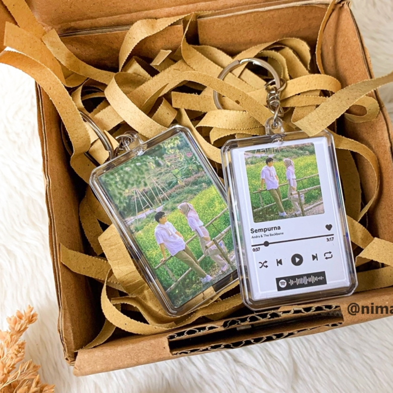 GIFT BOX COUPLE KEYCHAIN Aesthetic Custom Spotify Photo Boyfriend