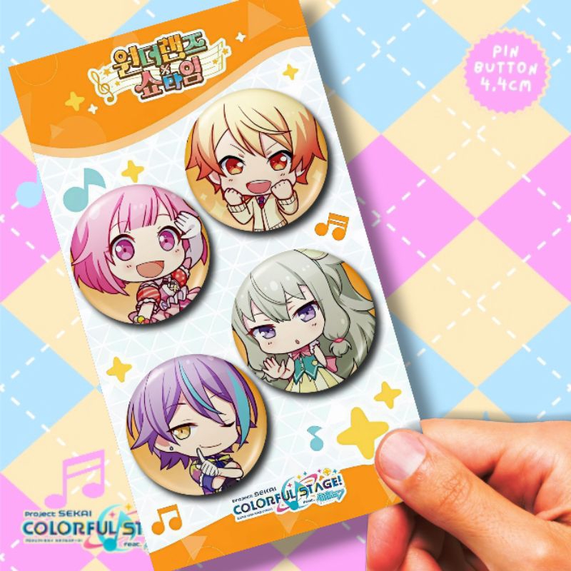 1 PACK UNOFFICIAL Project SEKAI Pin Badge (4 ชิ้น) +1 ฟรี RANDOM VOCALOID Pin Pin 4.4 ซม.