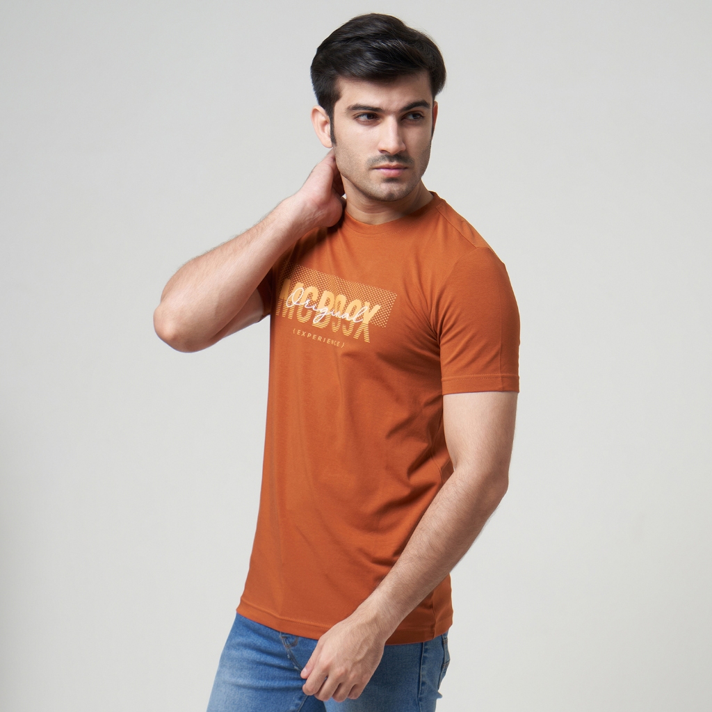 MCB - เสื้อยืด Regular Fit สําหรับผู้ชาย 99X Castle Wall Graphic T-shirt / Caramel Cafe | 0105034.06
