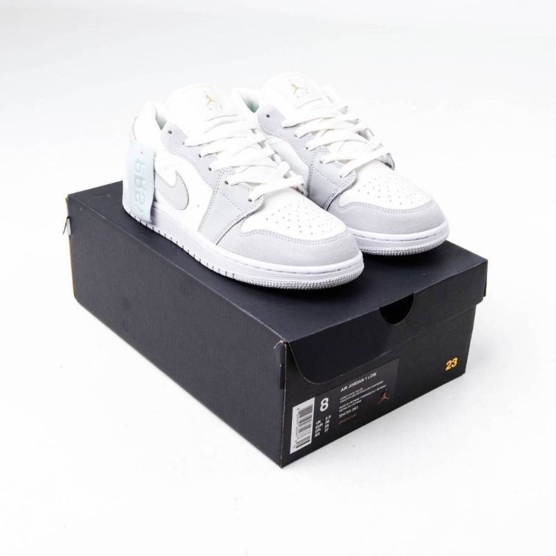 Buckleeet - รองเท้าผ้าใบ Nike Air Jordan 1 Low Paris Sky Grey