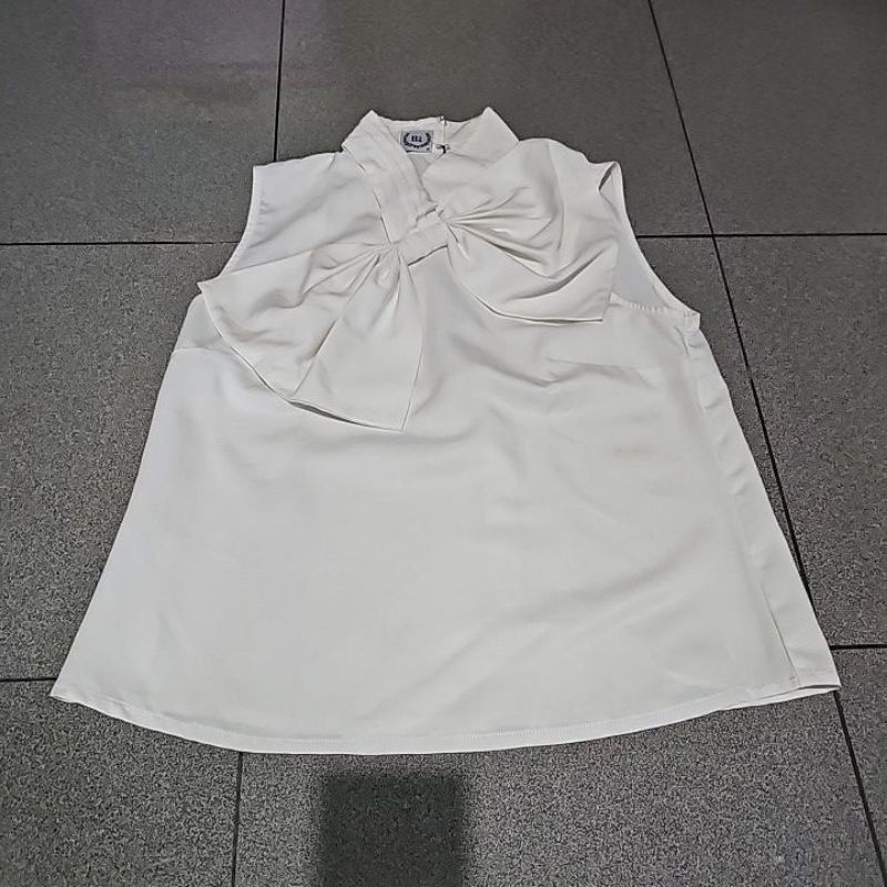 Preloved 8am เสื้อท็อปผู้หญิงสีขาว