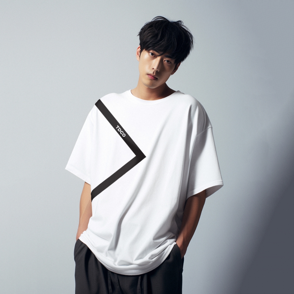 เสื้อยืดโอเวอร์ไซส์ Scuba "Triangle Line Tdco" สีขาว MTK41 สีดํา MTV66 Navy MTV67 Khaki MTV68 Maroon